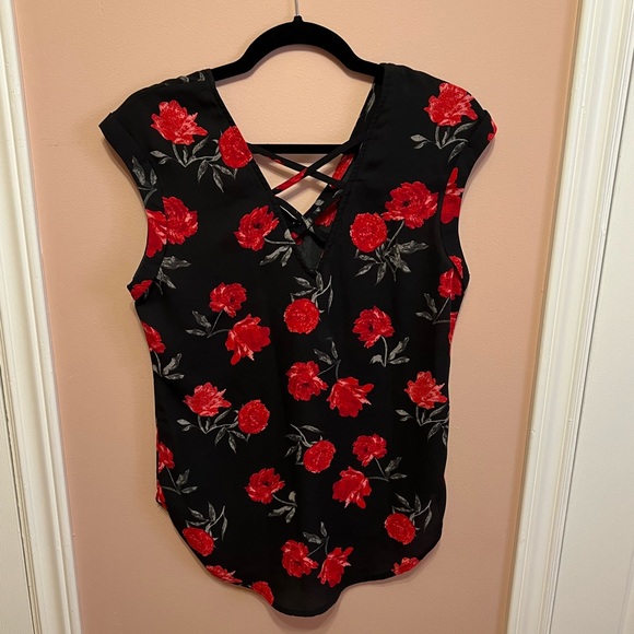 4/$10 Rose top - Picture 2 of 4